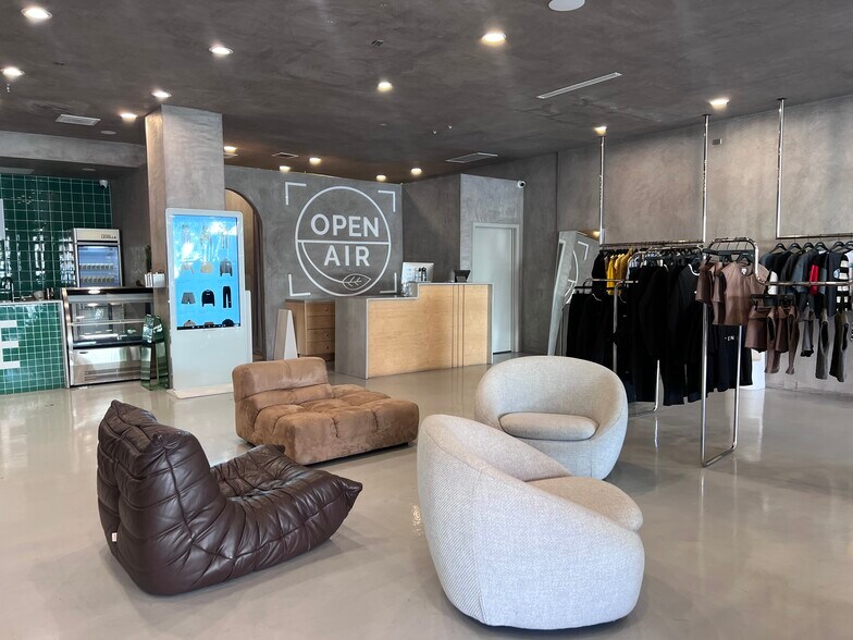 8302 Melrose Ave, Los Angeles, CA à louer - Photo du bâtiment - Image 2 de 10