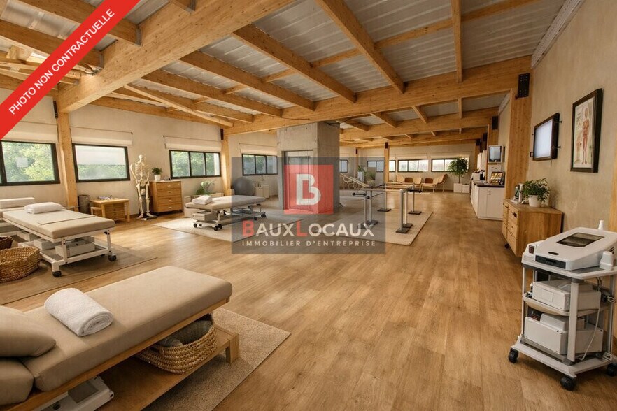 Office in Marignane for lease - Interior Photo - Image 1 of 7