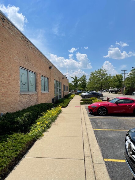 1321 Tower Rd, Schaumburg, IL for lease - Building Photo - Image 3 of 19