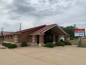 300 Rock Island Rd, Oelwein, IA for lease Building Photo- Image 1 of 9