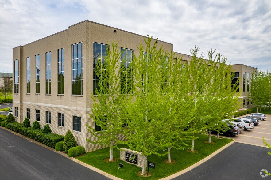 100 Bluegrass Commons Blvd, Hendersonville, TN à louer - Photo du bâtiment - Image 2 de 8