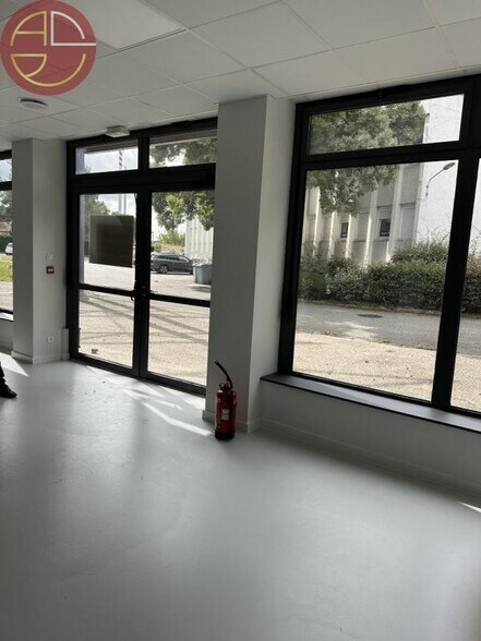 Retail in Labège for lease - Interior Photo - Image 3 of 10