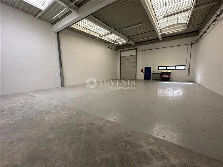 Flex in Moissy-Cramayel for lease - Interior Photo - Image 1 of 7