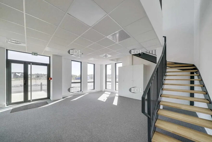 Industrial in Saint-Priest for lease - Interior Photo - Image 2 of 5