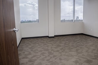 2525 N Loop Fwy W, Houston, TX for lease Building Photo- Image 2 of 5