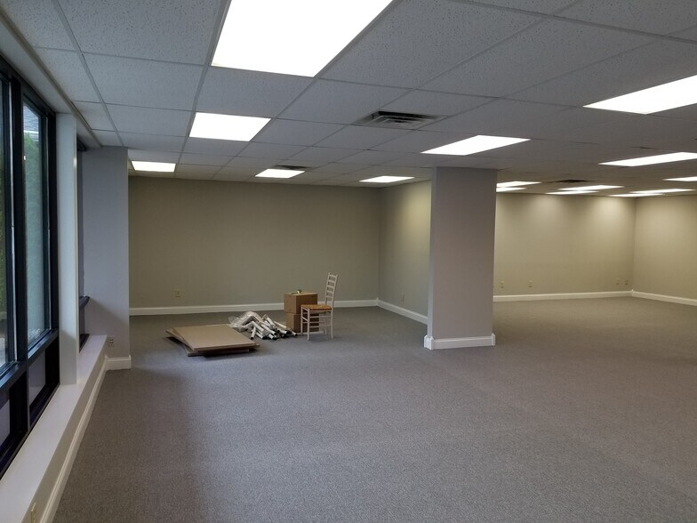 1530 Amsterdam Rd, Ft Wright, KY for lease - Interior Photo - Image 2 of 9