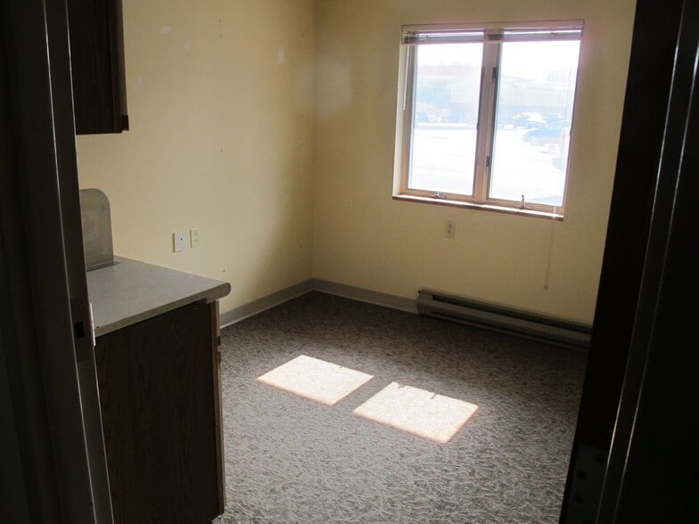 9 Pleasant St, Oakland, ME for lease - Interior Photo - Image 3 of 8