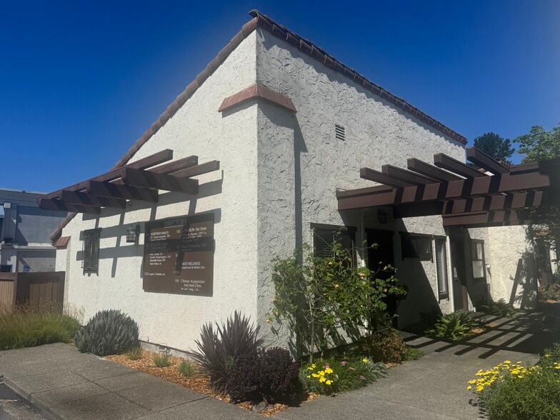 1580 E Washington St, Petaluma, CA à vendre - Photo du bâtiment - Image 1 de 1