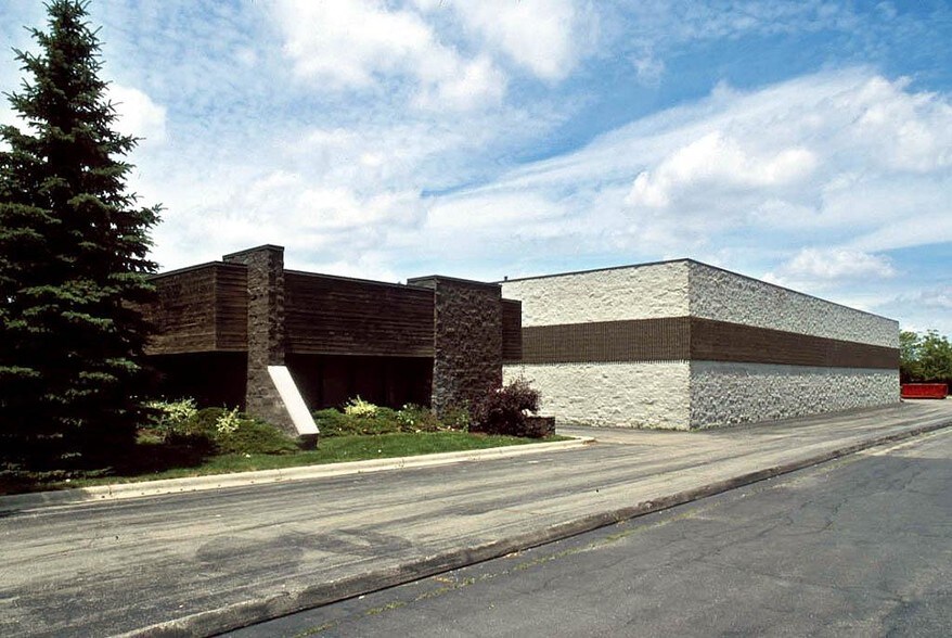 36010 Industrial Rd, Livonia, MI for lease - Building Photo - Image 1 of 4