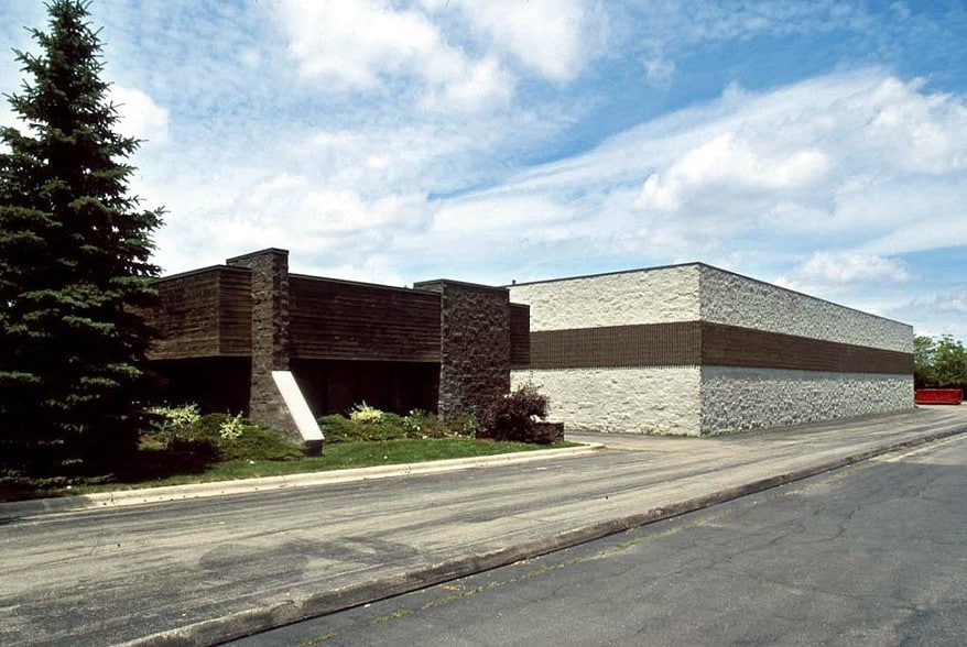 36010 Industrial Rd, Livonia, MI for sale - Building Photo - Image 2 of 3