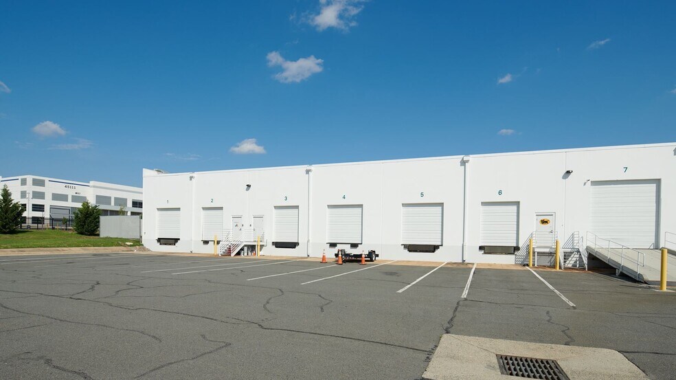 22660 Executive Dr, Dulles, VA à louer - Photo du bâtiment - Image 2 de 15