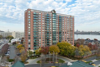 Plus de détails pour 100 Tower Dr, Edgewater, NJ - Commerce de détail à louer
