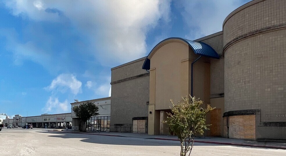 251 W Greens Rd, Houston, TX à louer - Photo du bâtiment - Image 3 de 8