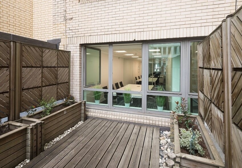 43 London Wall, London for lease - Building Photo - Image 3 of 8