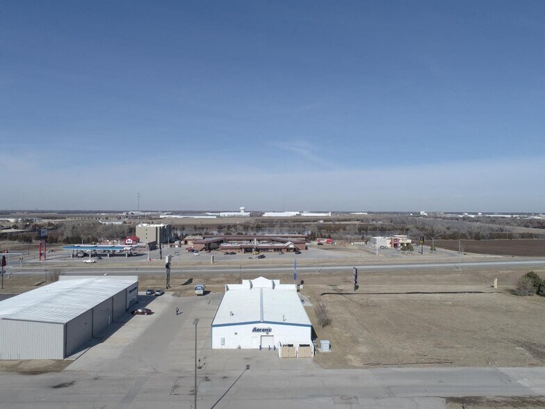 2210 E Kansas Ave, Mcpherson, KS à louer - Photo du bâtiment - Image 3 de 5