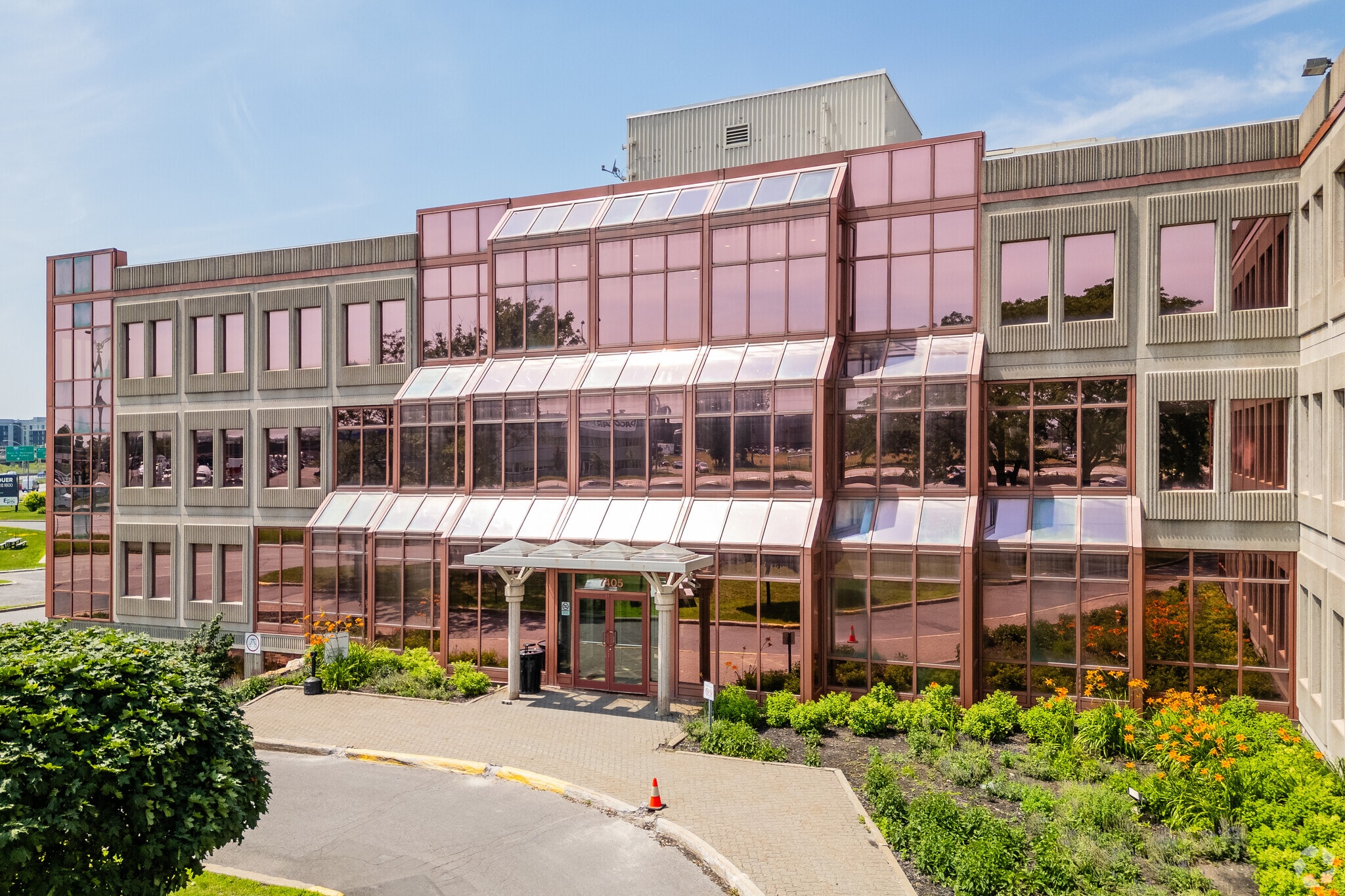 7405 Rte Transcanadienne, Montréal, QC for lease Primary Photo- Image 1 of 11
