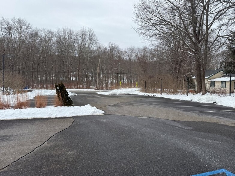 115 Huntingtown Rd, Newtown, CT for lease - Building Photo - Image 3 of 3