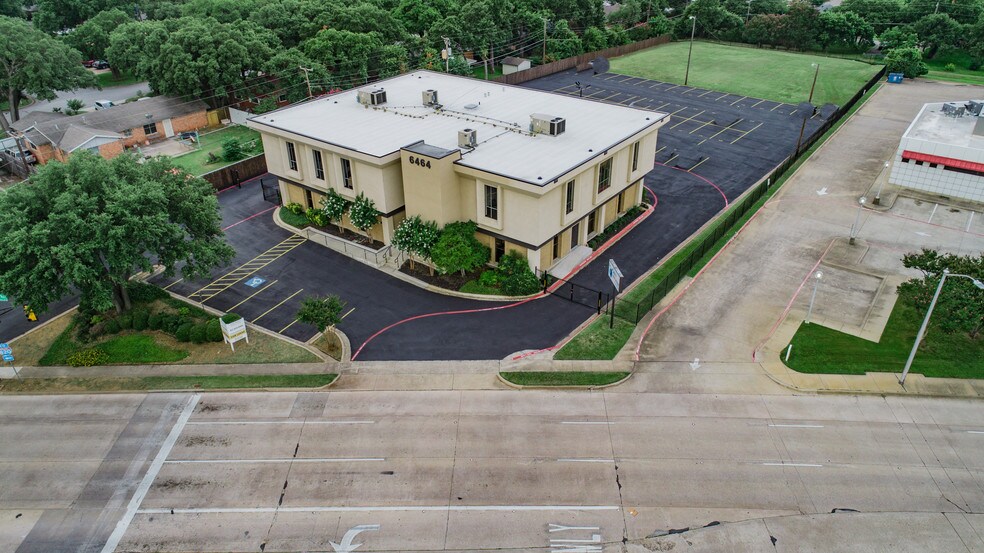 6464 Brentwood Stair Rd, Fort Worth, TX à vendre - Photo du bâtiment - Image 2 de 48