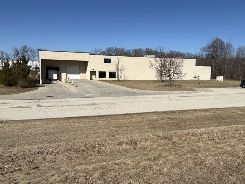 9980 S Oakwood Park Dr, Franklin, WI for sale - Building Photo - Image 2 of 25