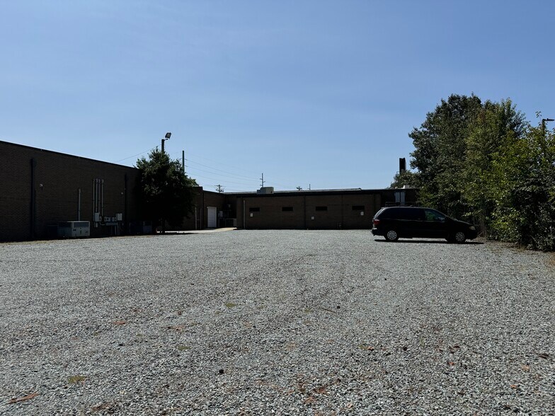 2208 W Roosevelt Blvd, Monroe, NC à louer - Photo du bâtiment - Image 3 de 23