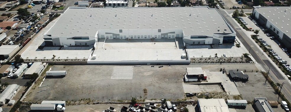10193 Live Oak Ave, Fontana, CA for lease - Building Photo - Image 2 of 3
