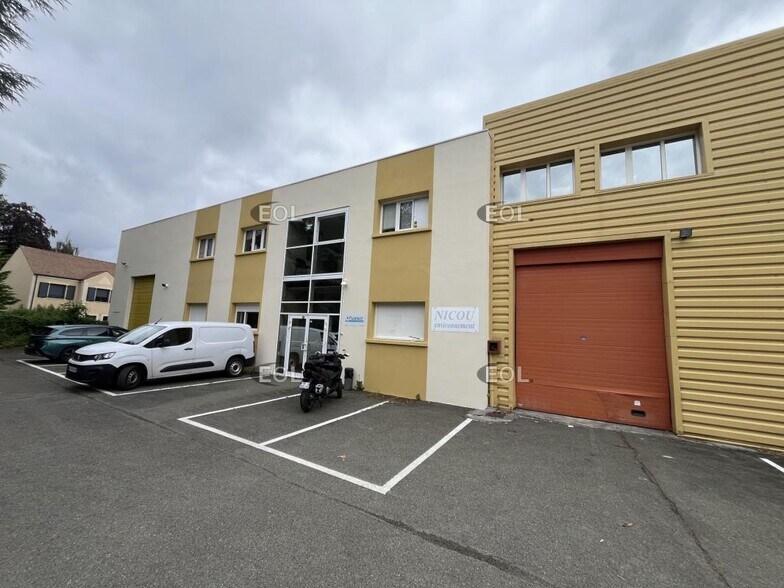 Flex in Magny-les-Hameaux for lease - Building Photo - Image 1 of 9