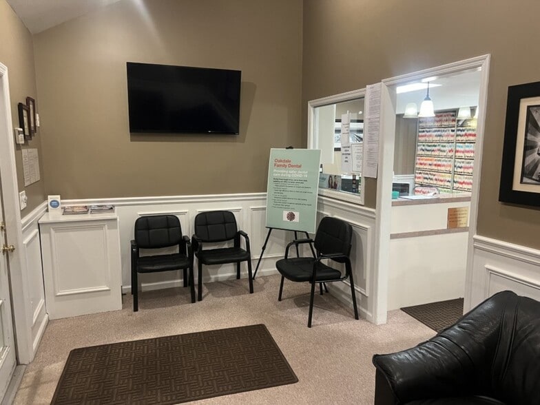 1205 Montauk Hwy, Oakdale, NY à vendre - Hall d’entrée - Image 2 de 9