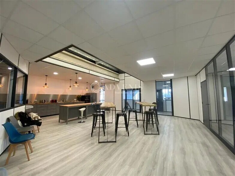 Office in Montigny-le-Bretonneux for lease - Interior Photo - Image 3 of 8