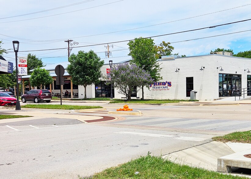 101 N Magnolia St, Crowley, TX à vendre - Photo du bâtiment - Image 2 de 4