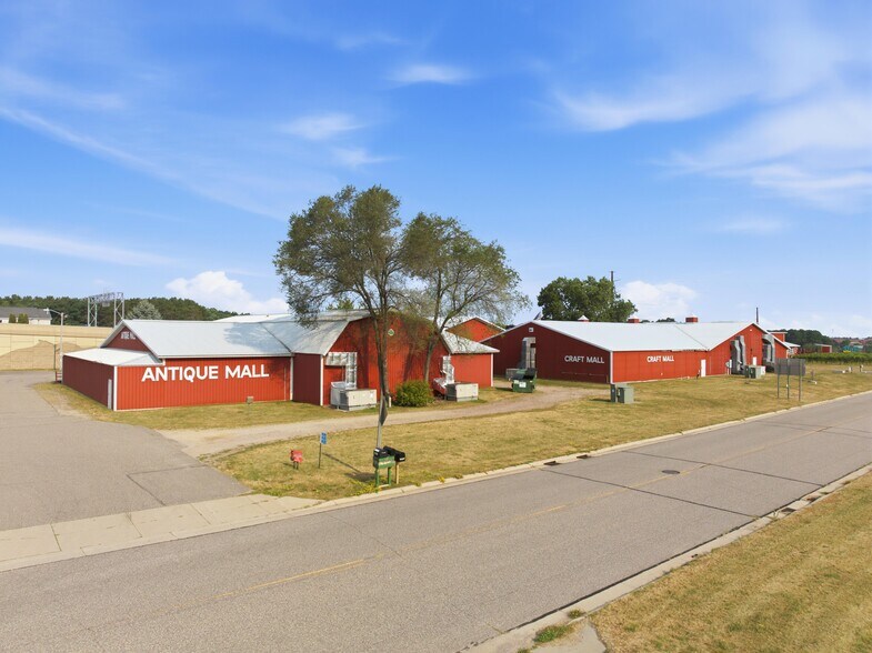 S2269 Timothy Ln, Baraboo, WI à vendre - Photo du bâtiment - Image 2 de 12