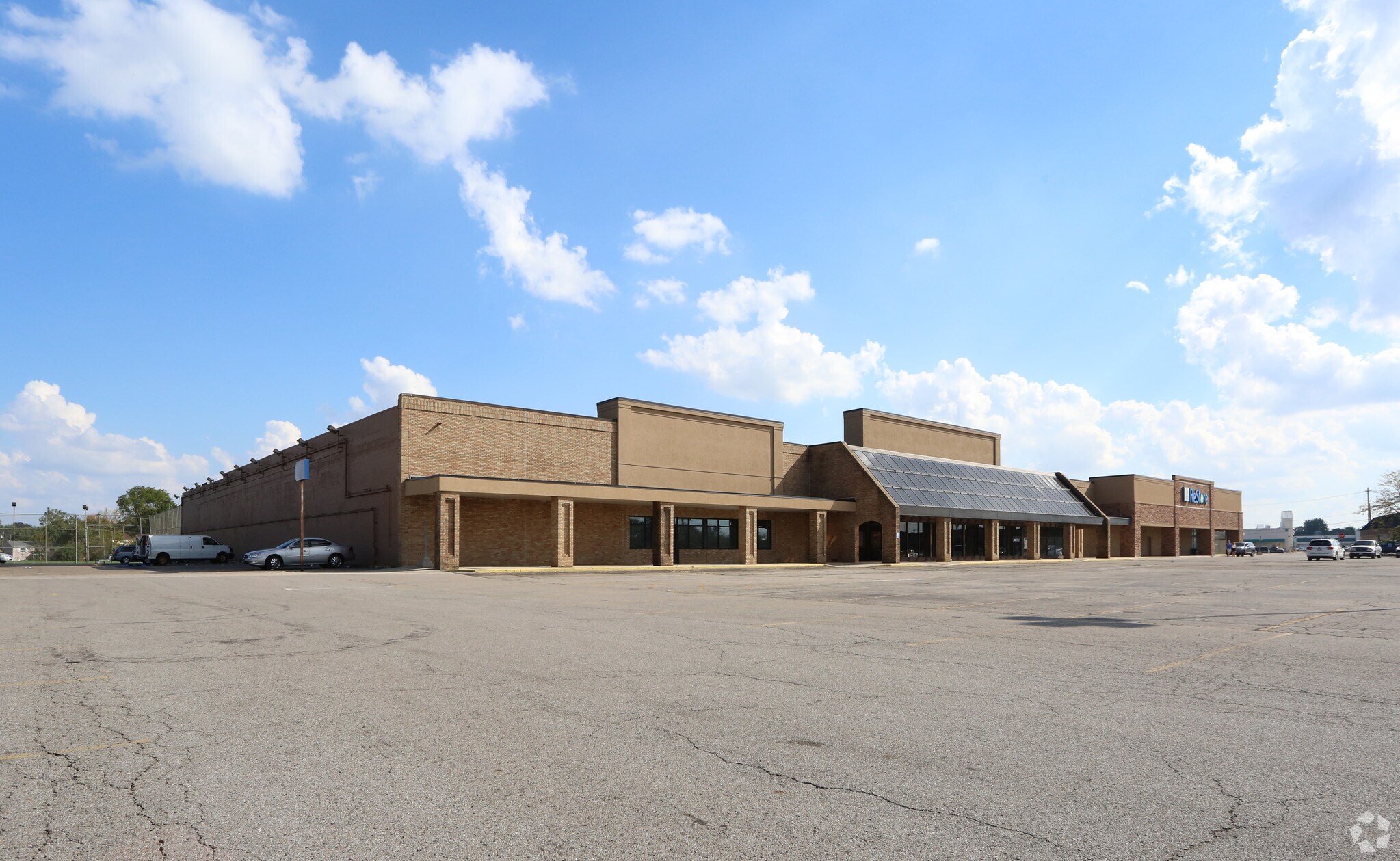240-310 N Wilson Rd, Columbus, OH à louer Photo du bâtiment- Image 1 de 4