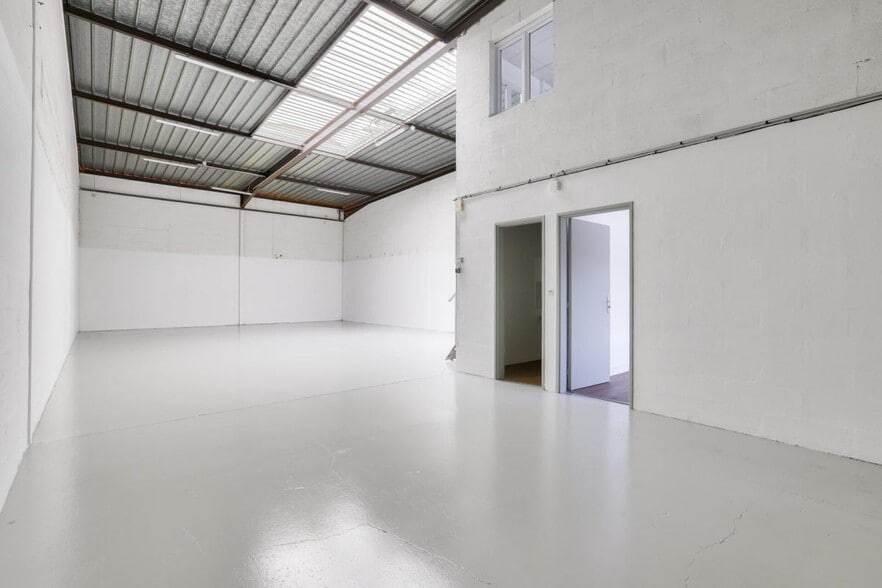 14-16 Rue Du Compas, SAINT-OUEN-L'AUMONE for lease - Interior Photo - Image 2 of 9