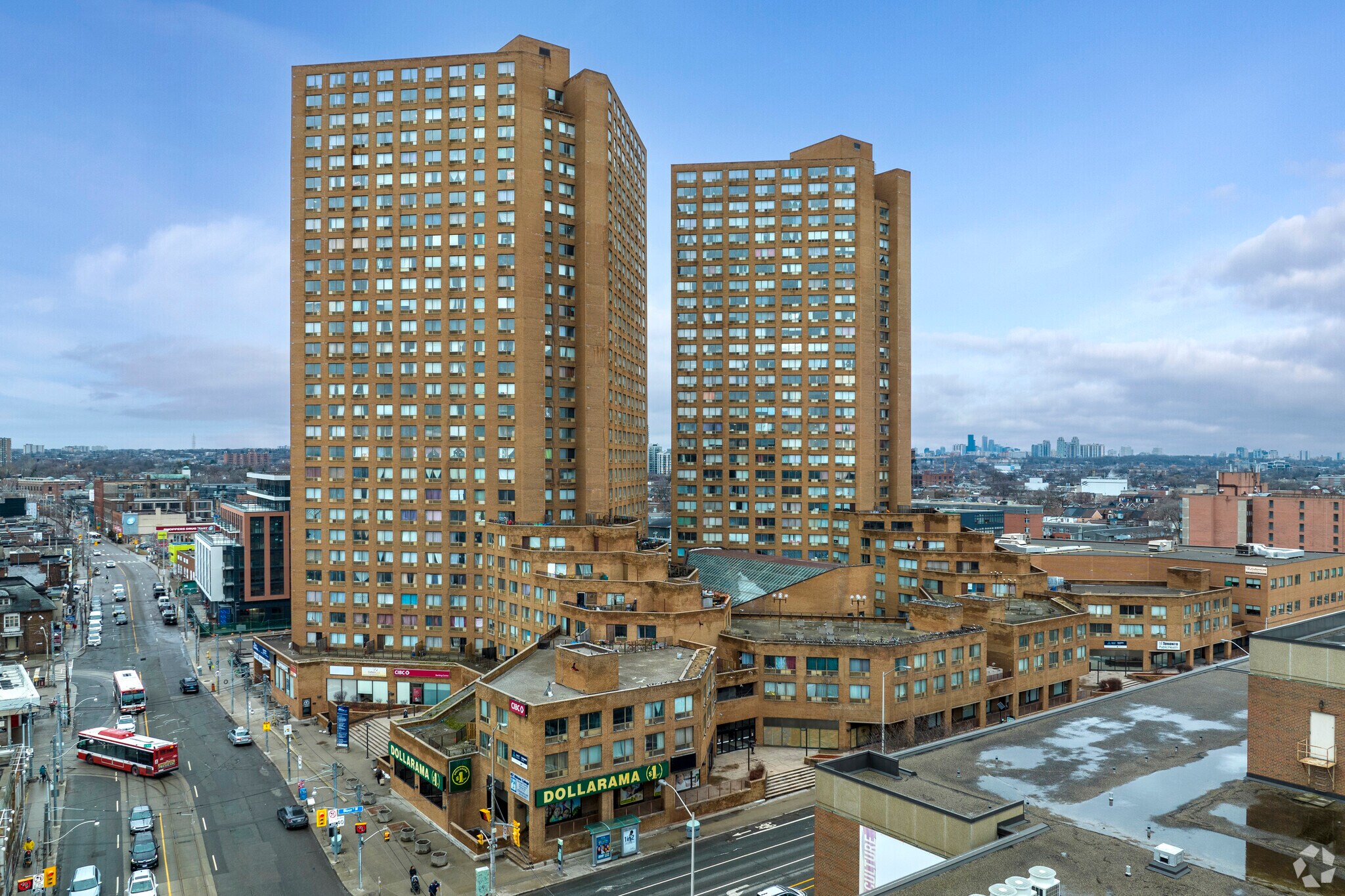 2340-2360 Dundas St W, Toronto, ON à vendre Photo principale- Image 1 de 1