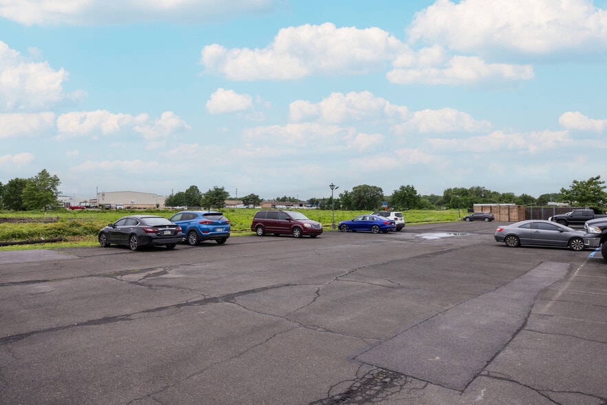 99 Newbold Rd, Fairless Hills, PA for lease - Building Photo - Image 3 of 20