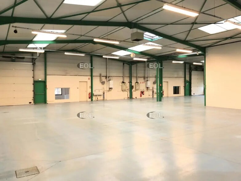 Flex in Saint-Genis-Laval for lease - Interior Photo - Image 3 of 16