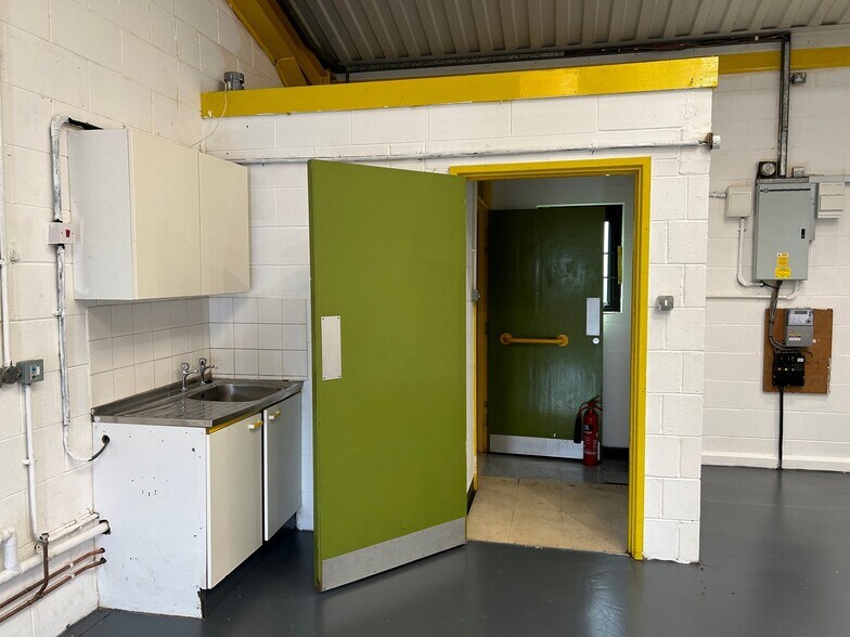 5A-5F Carlisle Rd, Brampton à louer - Photo du bâtiment - Image 3 de 7