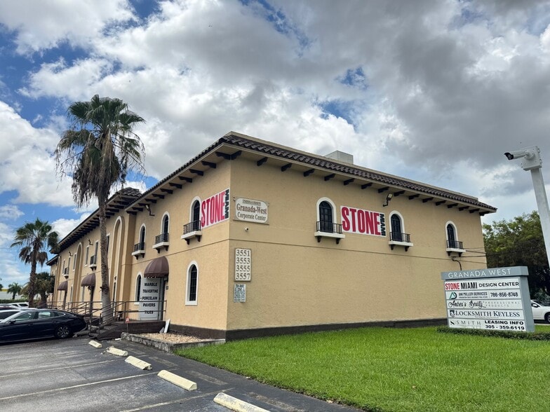 3551-3557 NW 79th Ave, Miami, FL à louer - Photo du bâtiment - Image 3 de 3
