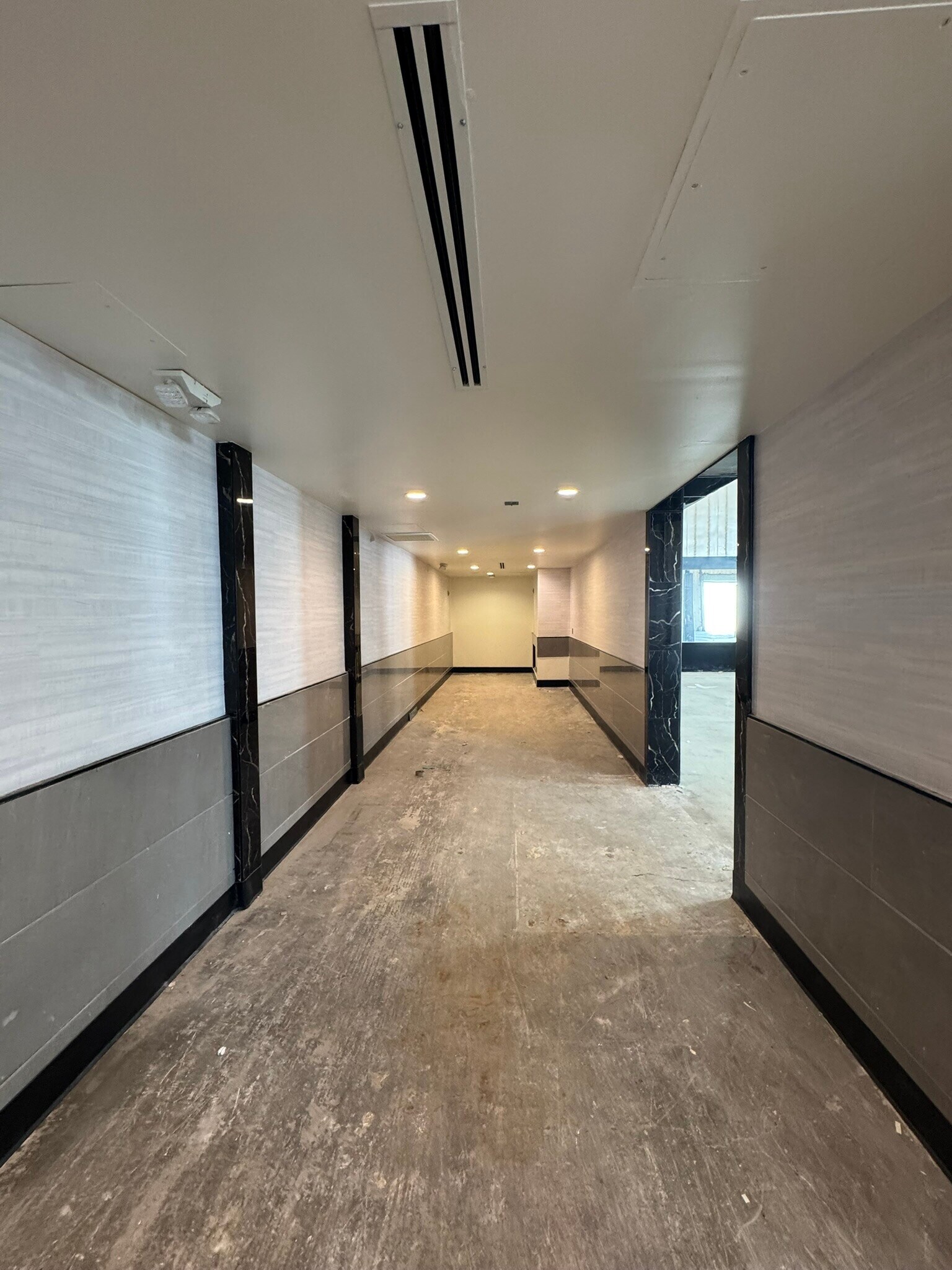 18420 Hart St, Reseda, CA for lease Interior Photo- Image 1 of 4