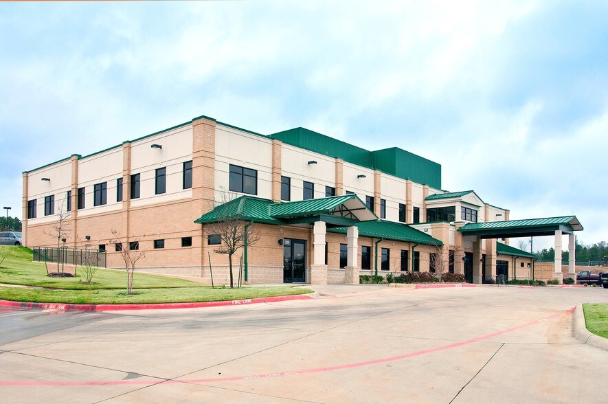 300 Willow Creek Pky, Palestine, TX à louer - Photo du bâtiment - Image 3 de 8