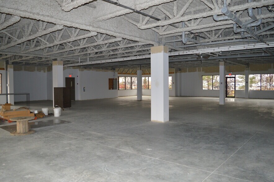 7633 50th St, Edmonton, AB à louer - Photo intérieure - Image 3 de 4