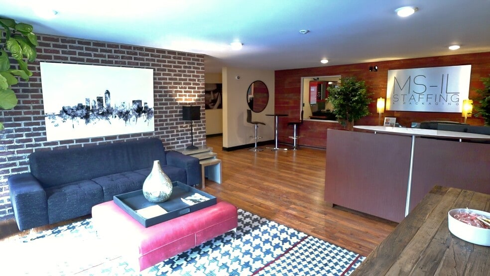 710 E 64th St, Indianapolis, IN à louer - Photo du bâtiment - Image 2 de 44