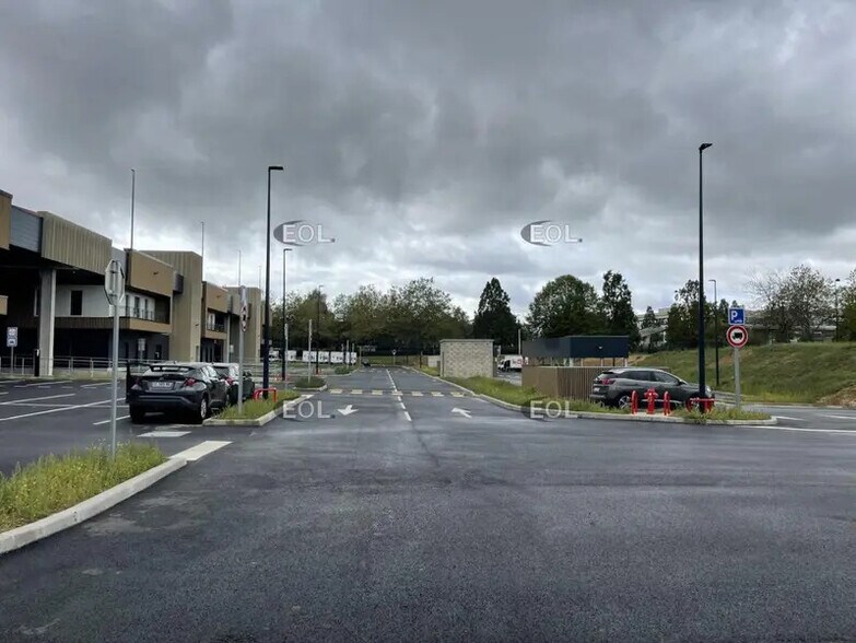 Flex in Élancourt for lease - Building Photo - Image 3 of 26
