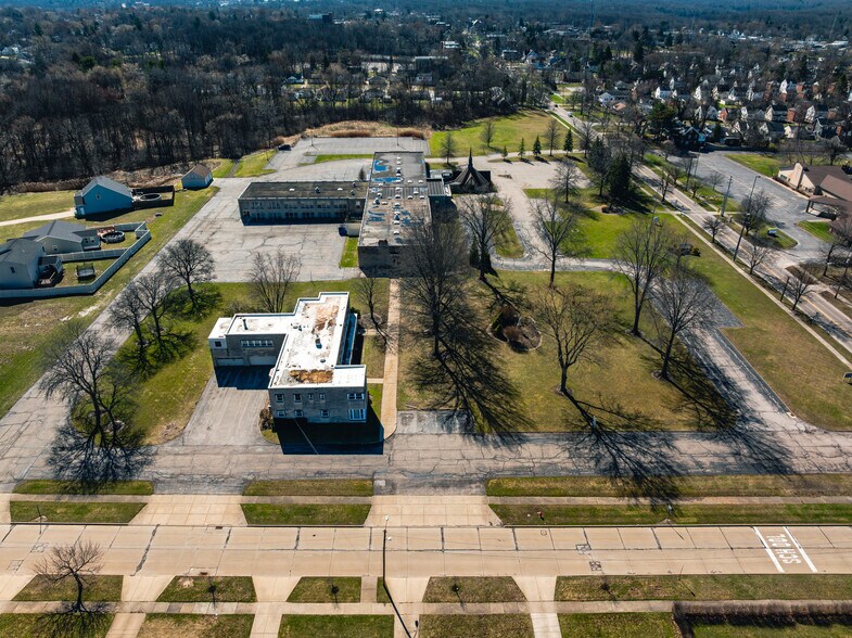 400 Center Rd, Bedford, OH à vendre - Photo du bâtiment - Image 2 de 16