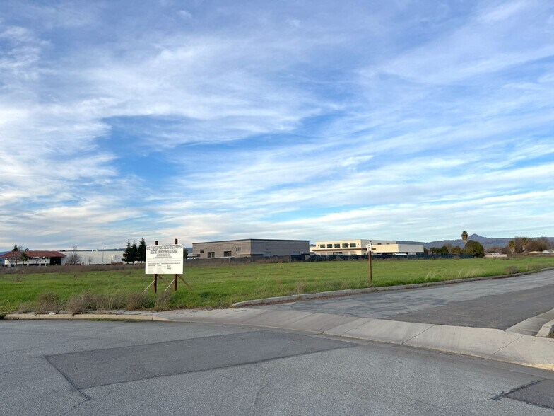 2101 Bert Dr, Hollister, CA à vendre - Photo du bâtiment - Image 3 de 7