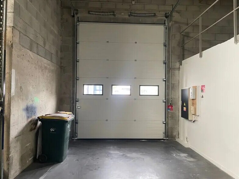 Office in Lyon for lease - Interior Photo - Image 2 of 6