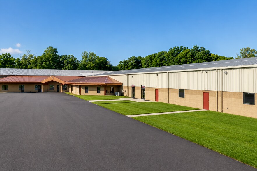 10505 Plaza Dr, Whitmore Lake, MI à louer - Photo du bâtiment - Image 2 de 6