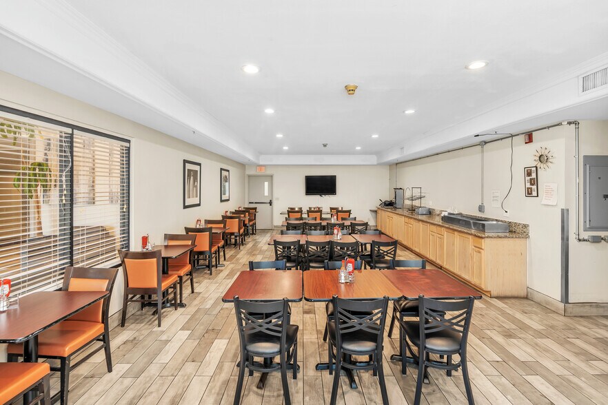 828 Real Rd, Bakersfield, CA à vendre - Photo du bâtiment - Image 3 de 10