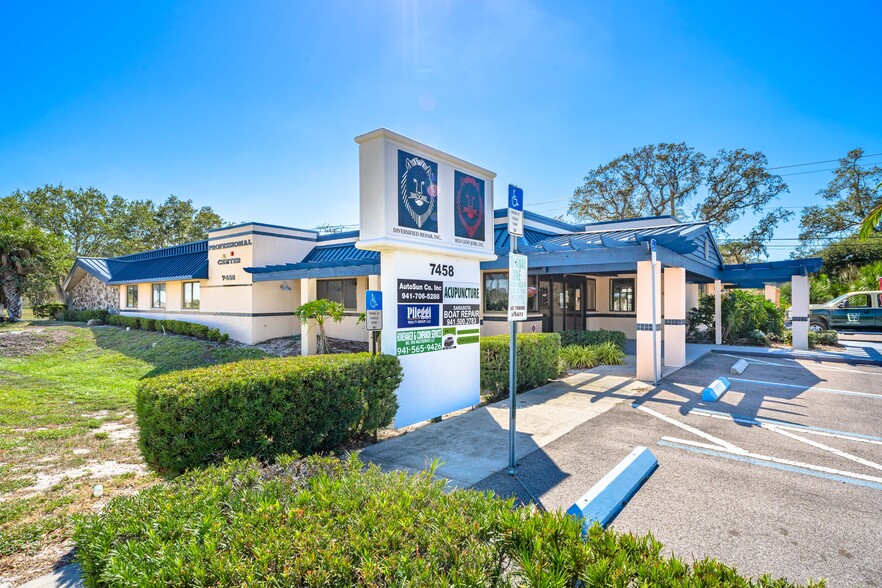 7458 N Tamiami Trl, Sarasota, FL for sale - Building Photo - Image 3 of 14
