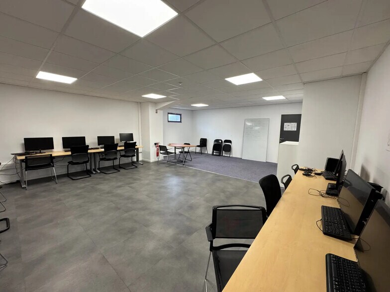 Flex dans Taverny à louer - Photo du bâtiment - Image 2 de 16