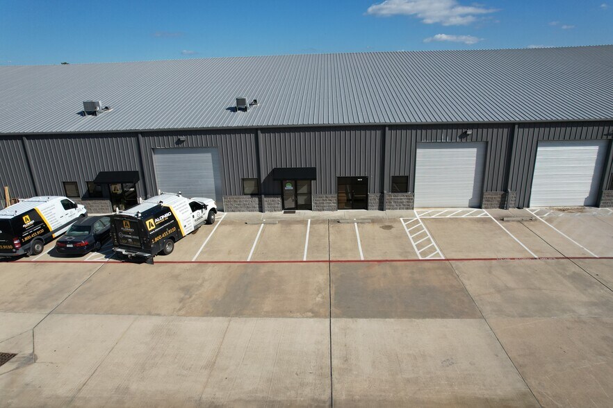 27347 W Hardy Rd, Spring, TX à louer - Photo du bâtiment - Image 1 de 6